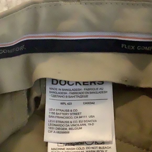 Men’s Dockers khakis 32 x 30. Flat front.  Front & back pockets. See pictures. - Picture 6 of 9